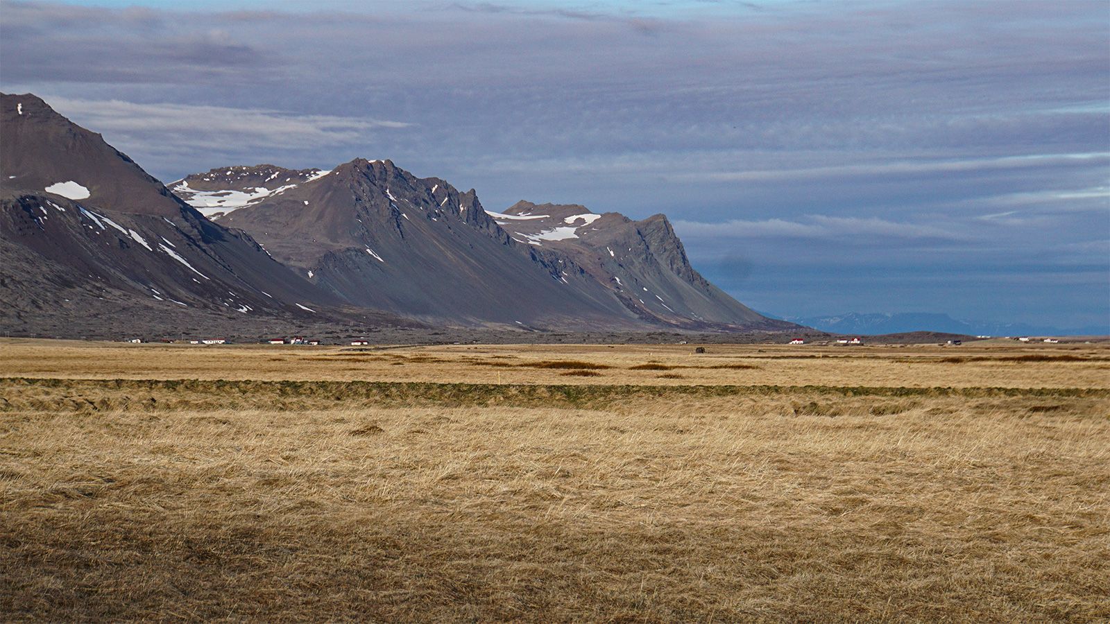 Wokół półwyspu Snæfellsnes |3| - Czarny kościół i wodospad Bjarnarfoss