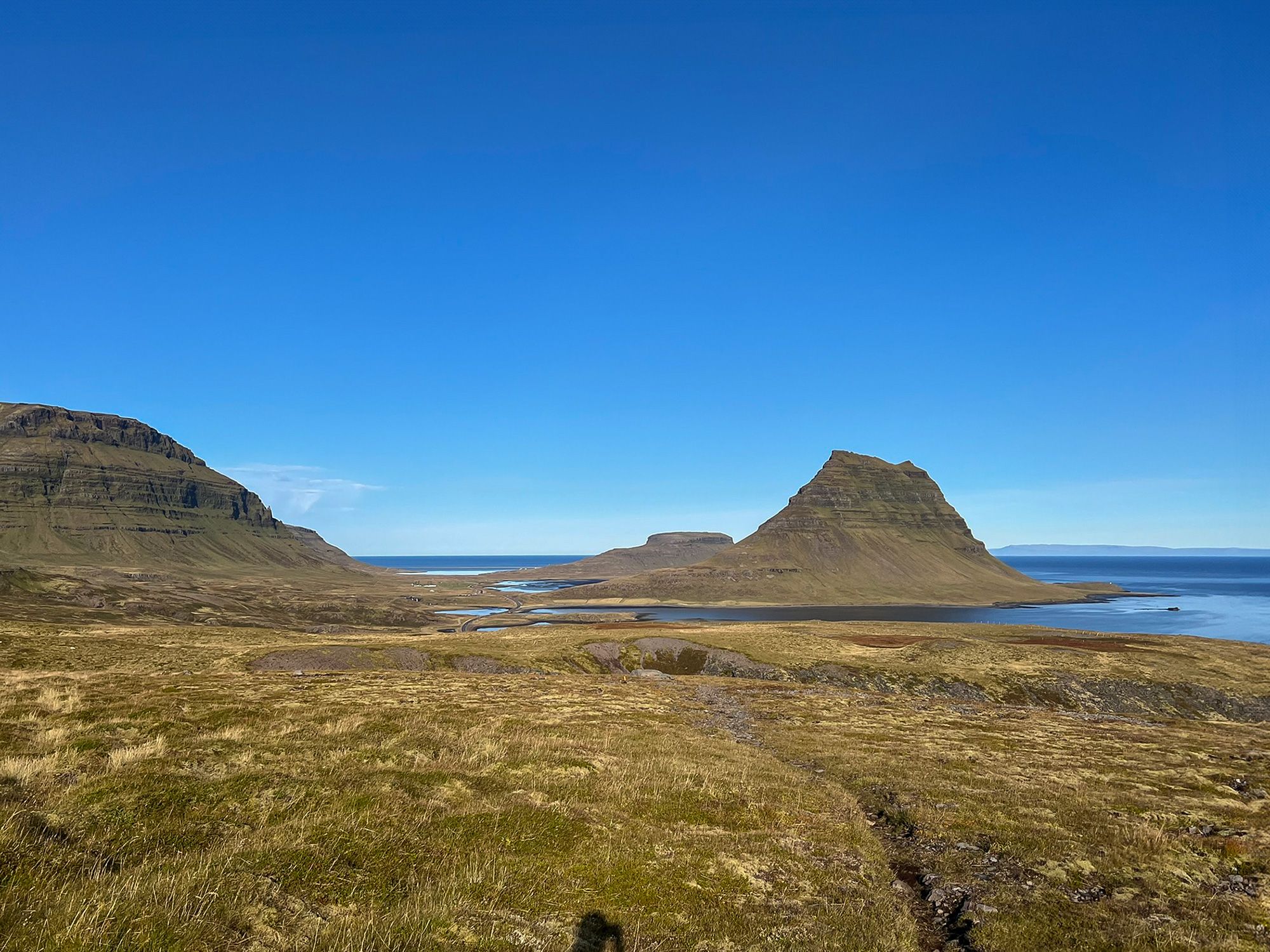 Kirkjufell, a za nim płaski Stöð.