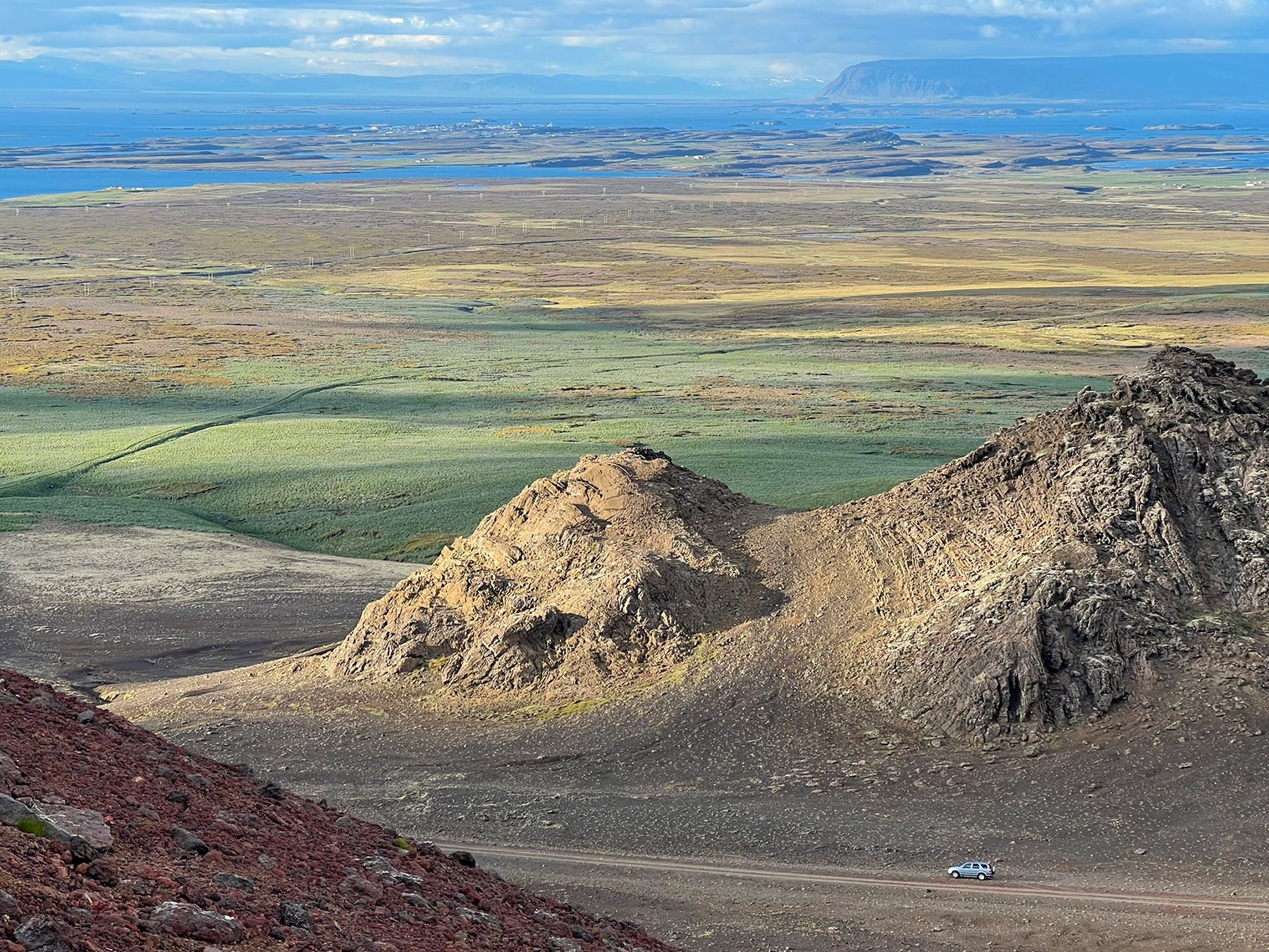 Na horyzoncie majaczy Stykkishólmur. Nieco bliżej odpoczywa Hondzia.
