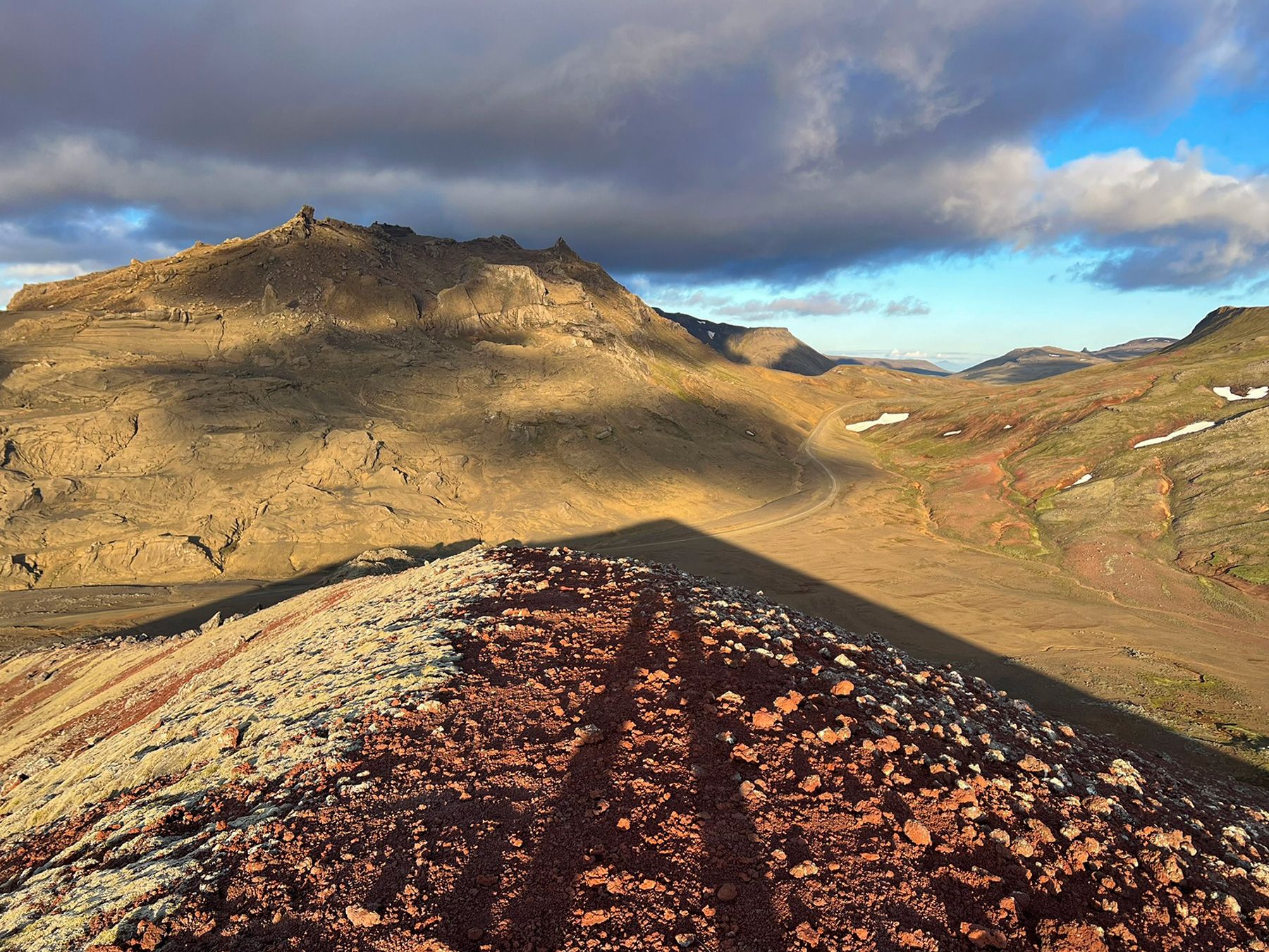 Cień krateru był prawie idealnym trójkątem. Przed nami Kerlingarfjall, brzydka i fascynująca. Pośrodku wije się droga, którą próbowałam dotrzeć na trekking, a po prawej widać kawałek zbocza zielonej oazy.