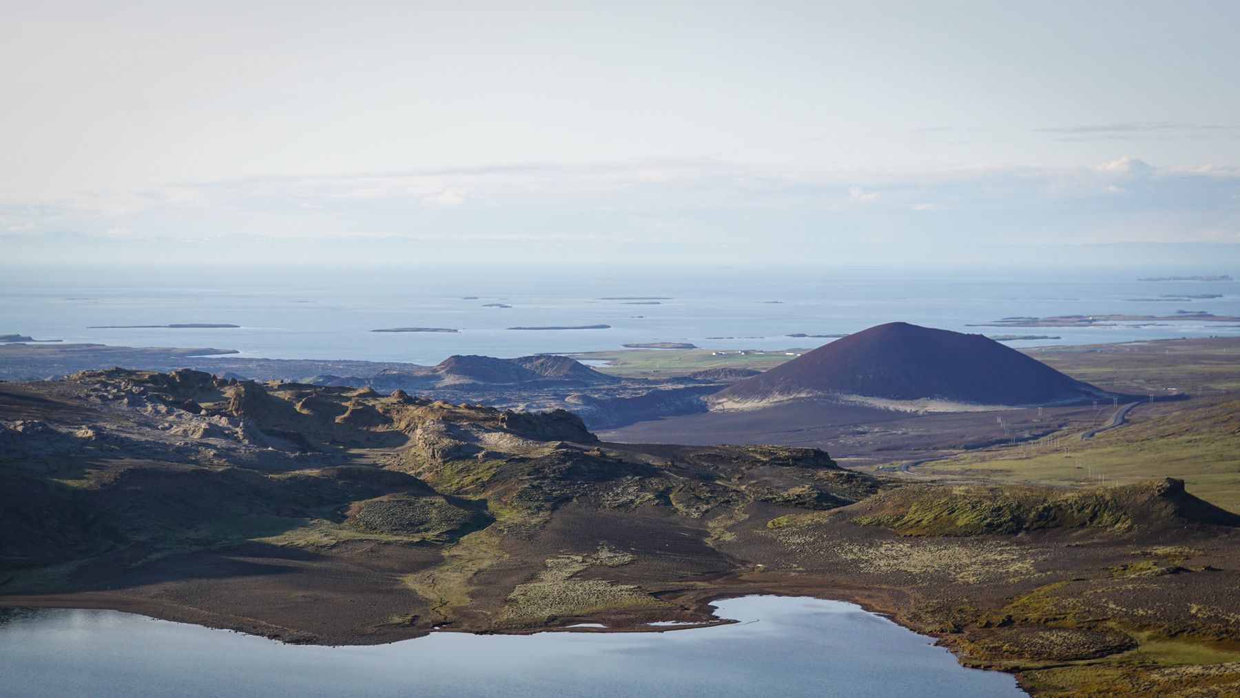 Znajomy z poprzedniej wycieczki - krater Grákúla i jego mniejszy brat po lewej.