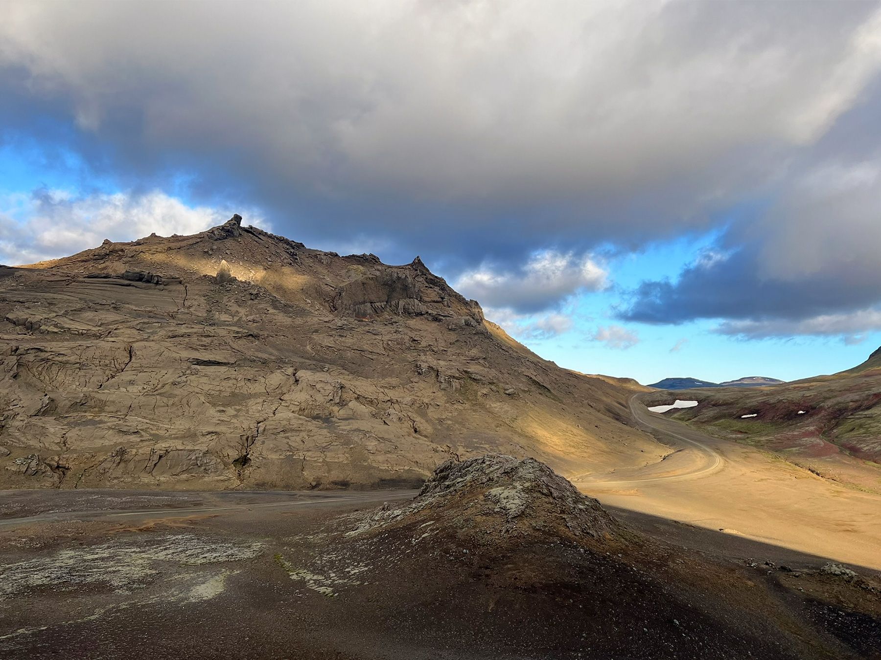 Strażniczka przełęczy, Kerlingarfjall, wznosi się dokładnie naprzeciwko krateru.