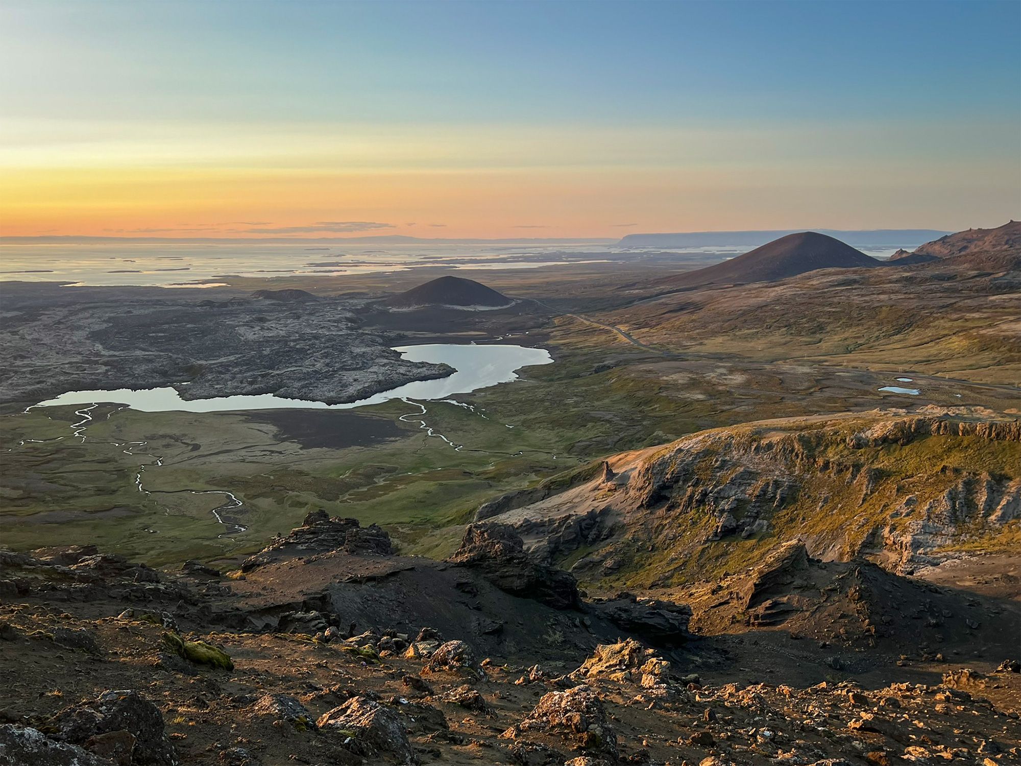 Znajome kratery: po prawej największy Rauðkúla, tuż za jeziorkiem Grákúla.