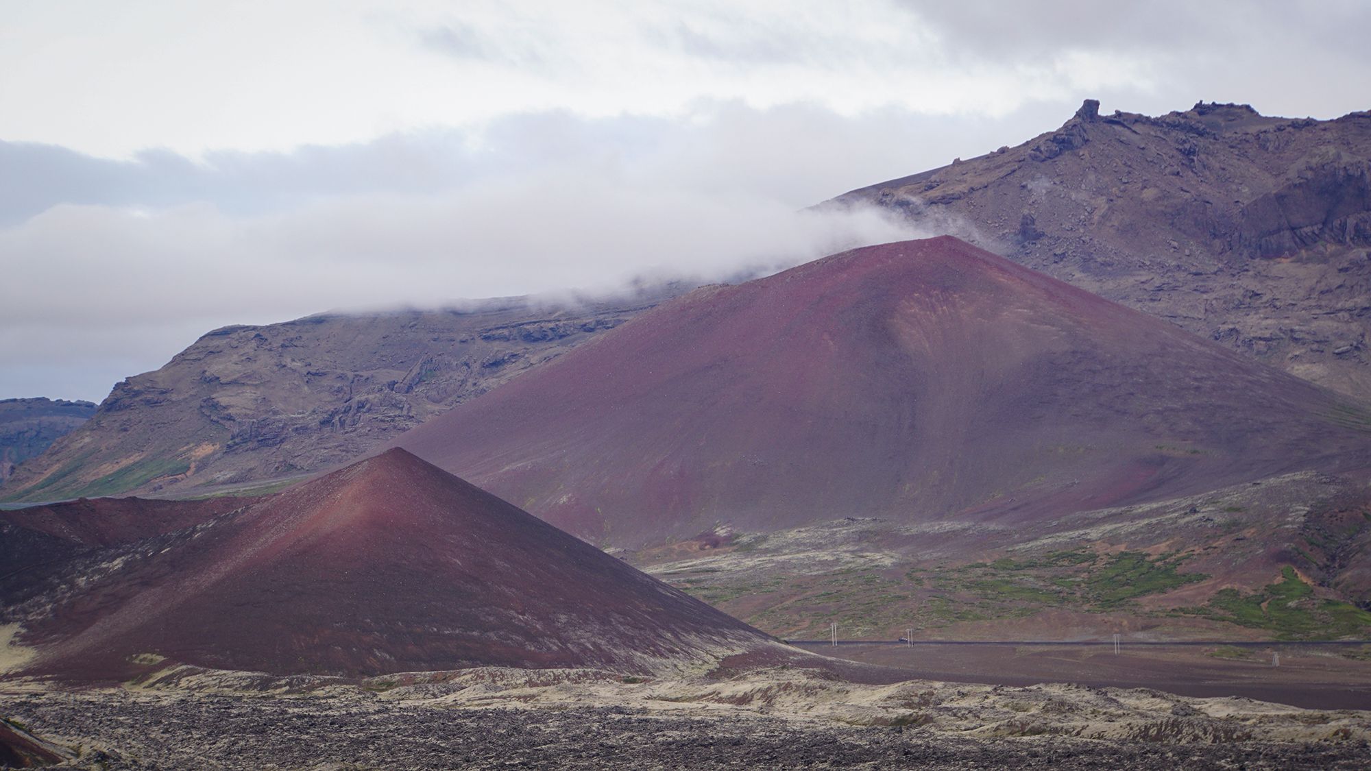 Dwa kratery odwiedzone na początku przygody z Berserkjahraun, z tyłu pokazuje rogi Kerlingarfjall.