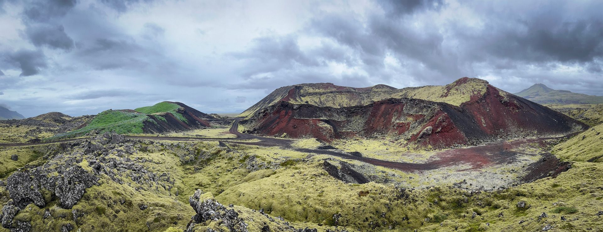 Najmniejszy krater pola B rozkrojony przez drogę.