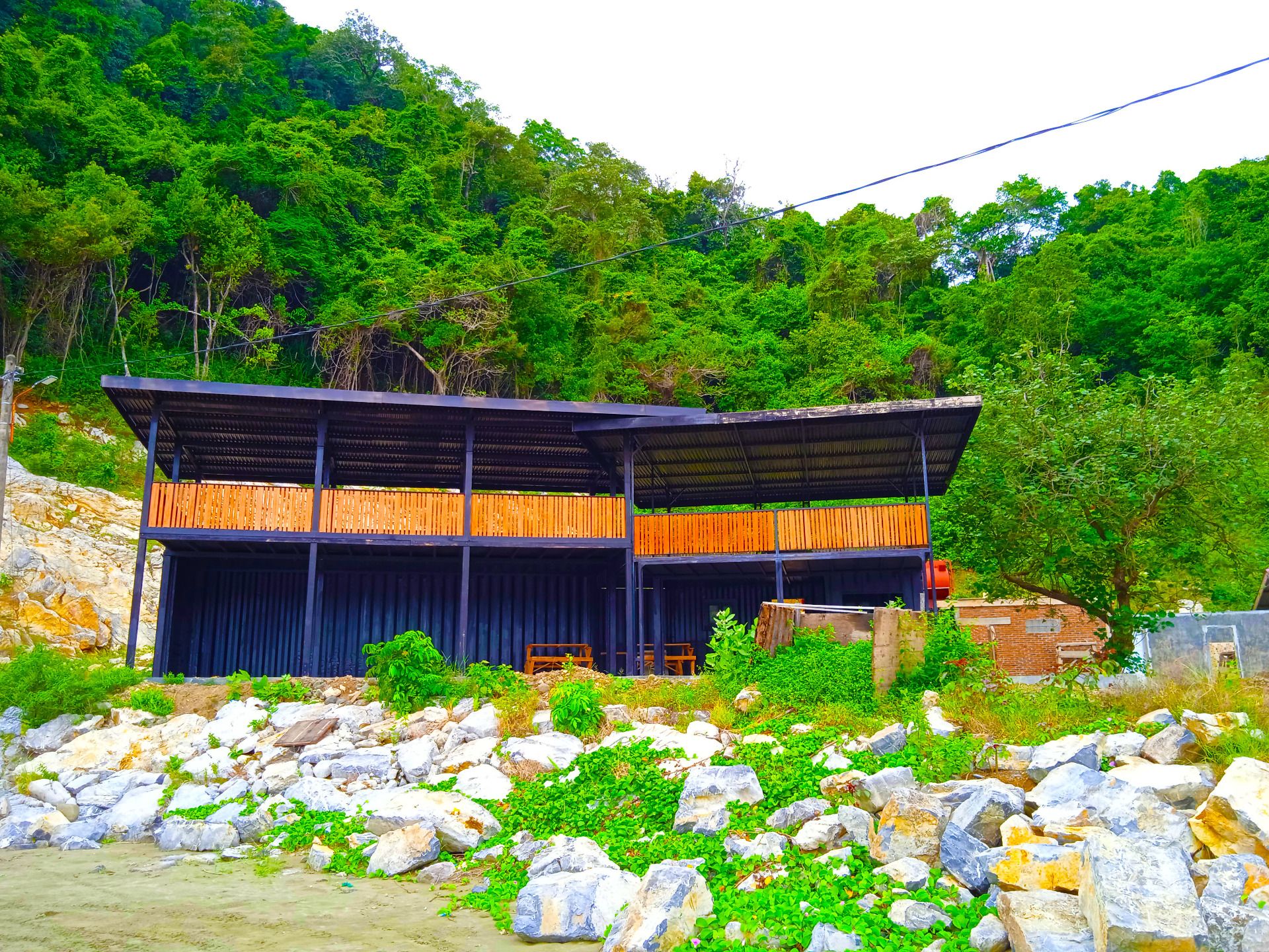 I started to approach again and from a very close direction I took this picture, it looks like a restaurant but has not been used.