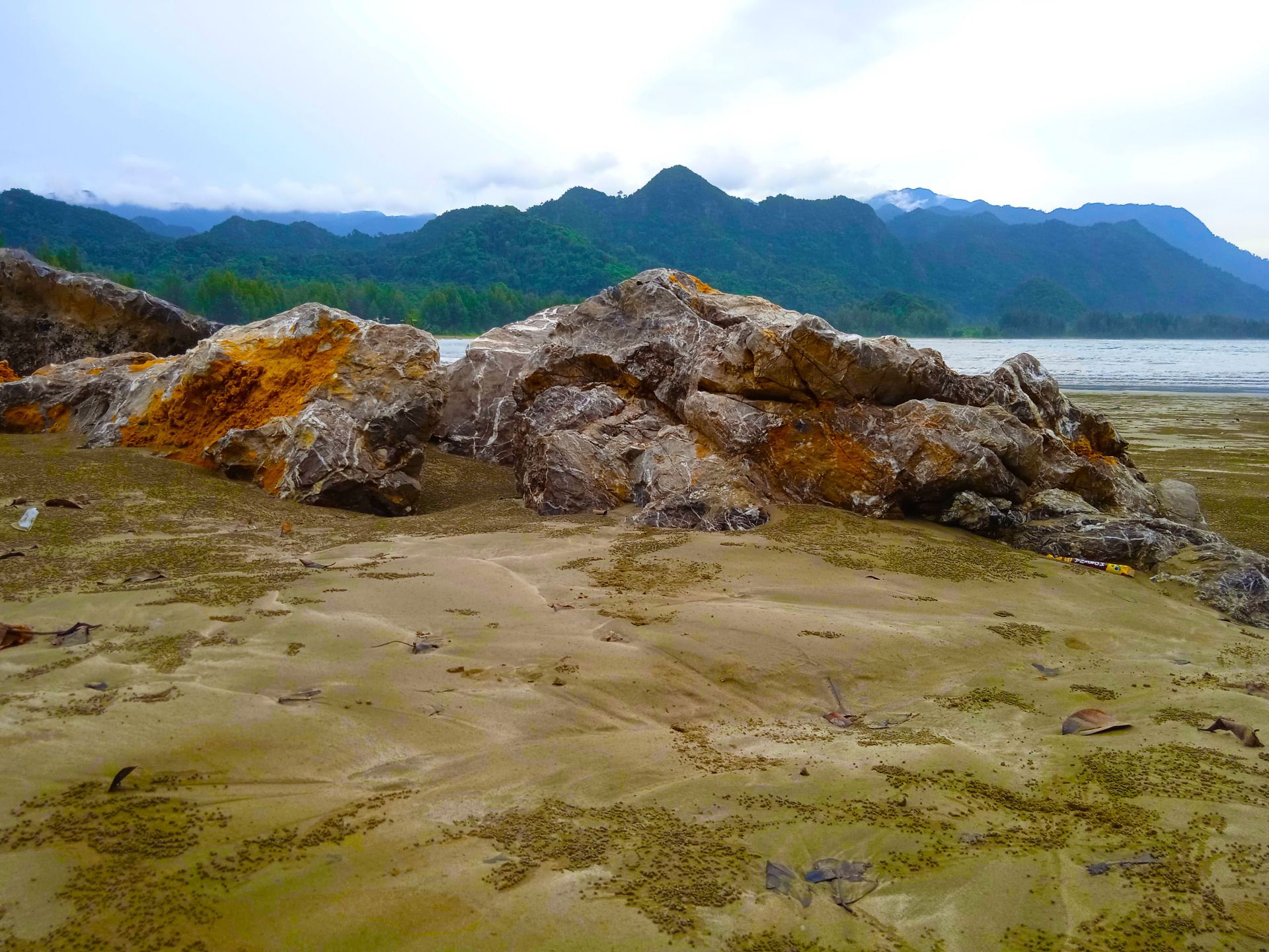 I took this photo from the bottom, I think it’s very good with small stones that look big, but they are not that big.