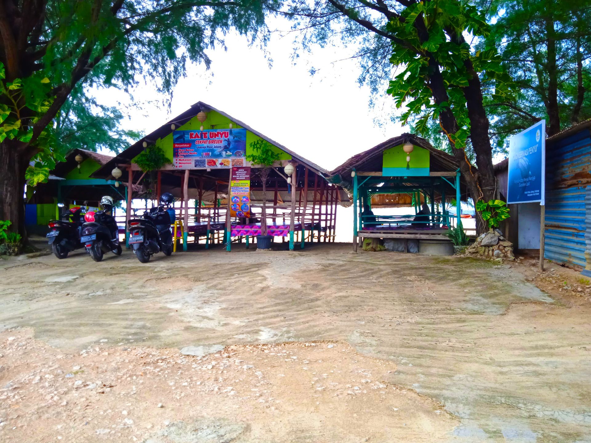      It looks deserted because the weather has started at noon.