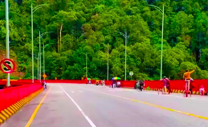 I saw some of them taking photo moments to take selfies on the bridge