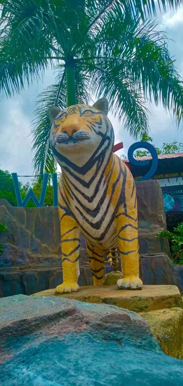 Tiger statue