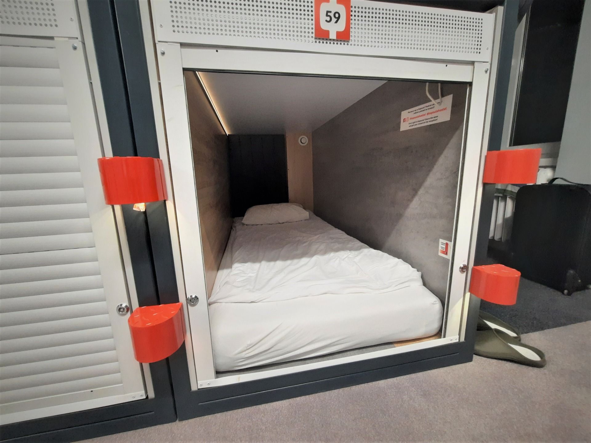 Noc w hostelu kapsułowym.