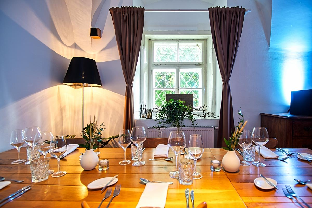 Absence of the tablecloth for a more easy-going vibe.