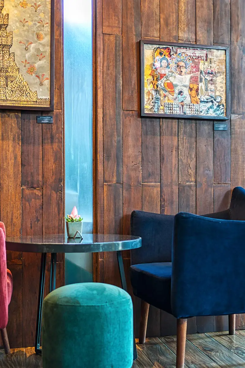 At Sokkhak River Lounge, you can enjoy nice artworks as well.