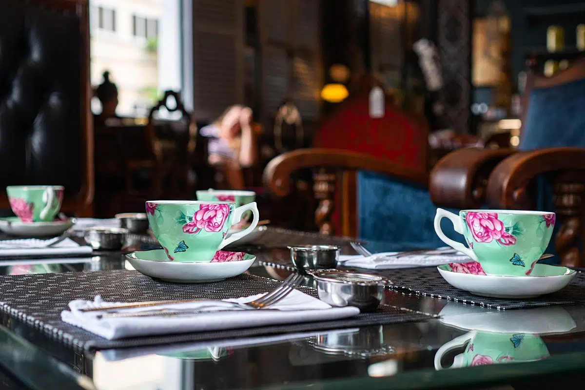 Cups aren’t antique but still chic!