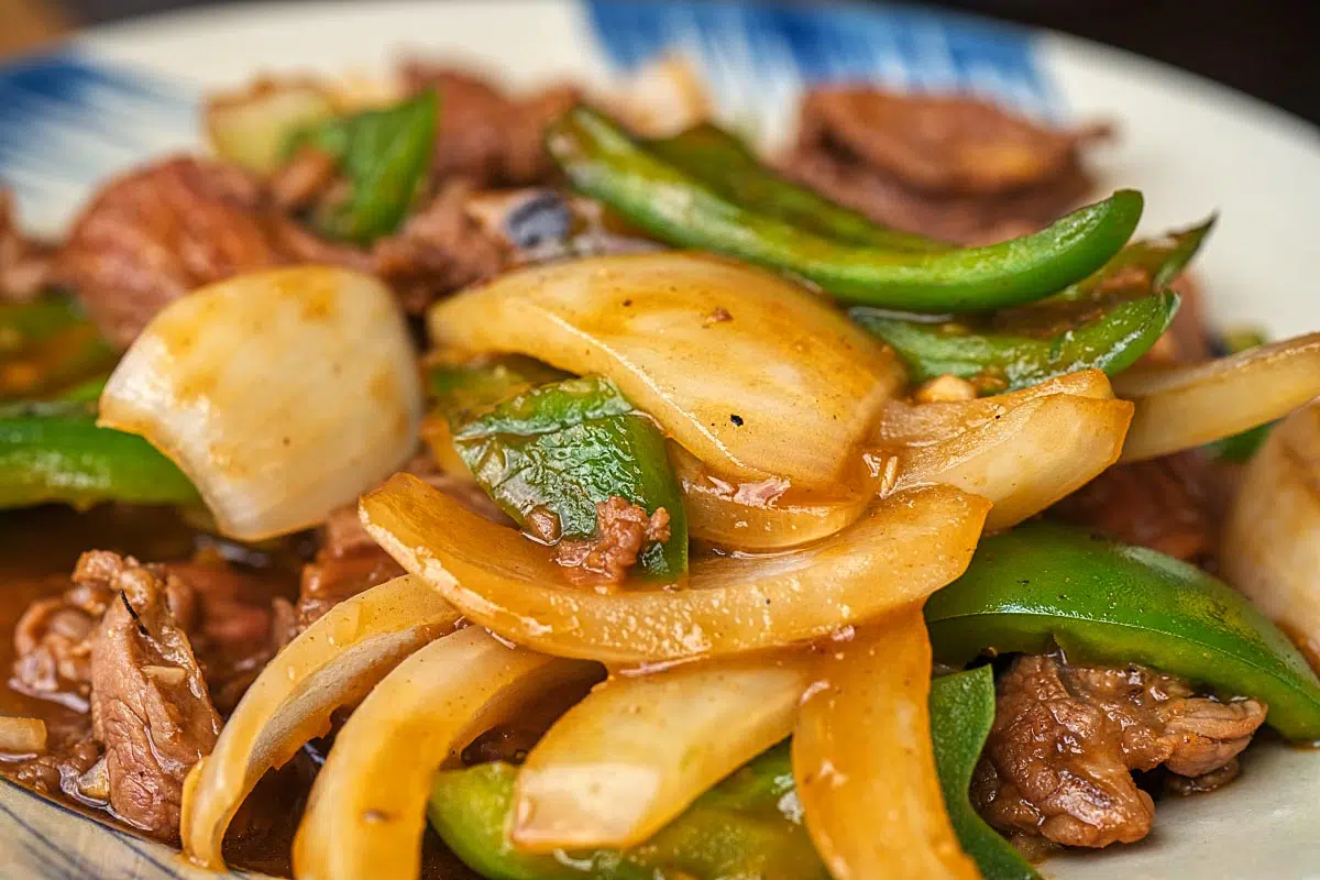 Soft beef stir-fried with crunchy onion and green peppers seasoned with Vietnamese favorite sauces.