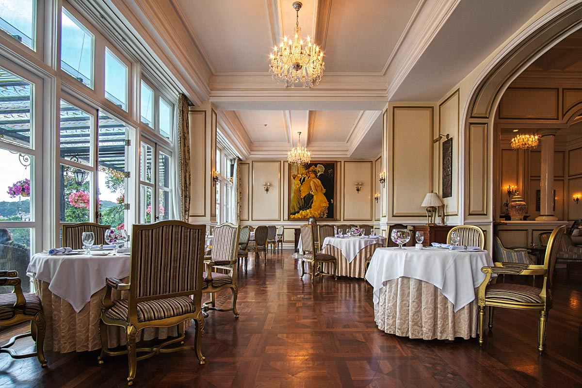 A bright and spacious dining room is welcoming you to have an afternoon tea.