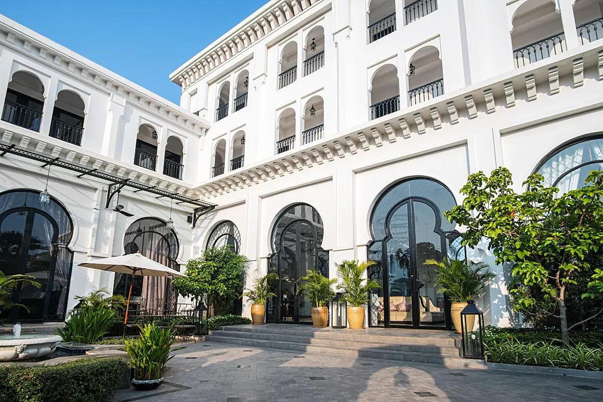 Arches are no strangers to the Khmer architecture and neither to the Moroccan.