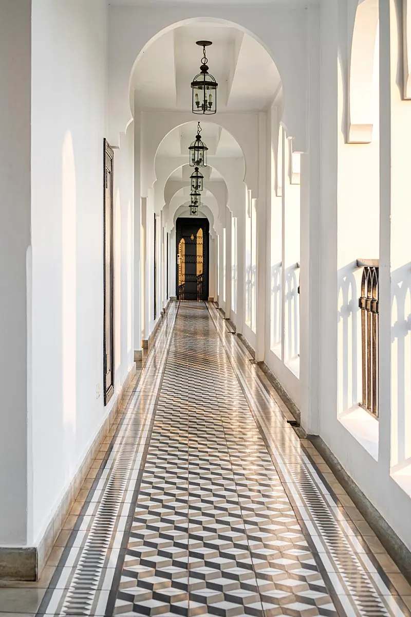 Can we all agree the hallways here at Sarai are cinematic.? Especially when the sun goes down and the golden light comes to the scene.