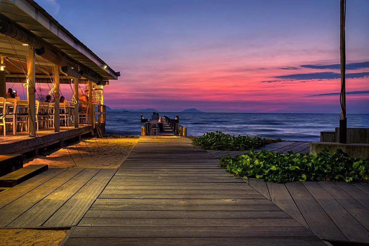 When the sun goes down you will have a unique spectacle with your dinner.