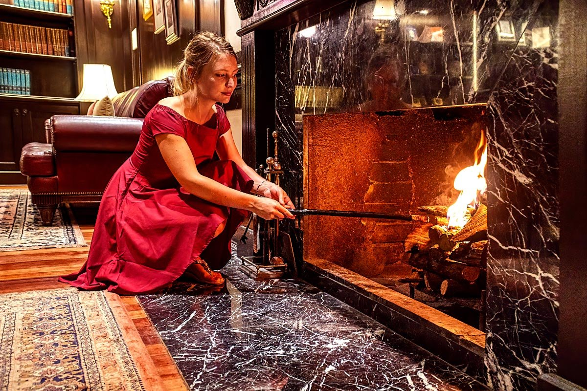 Once the sun sets, the fireplace is lighted in a short but heartfelt ceremony.