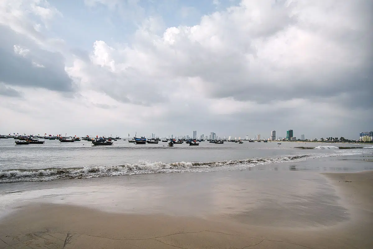 Looking towards Da Nang city is the Man Thai fishing village, which is situated right at the foot of Son Tra Mountain.