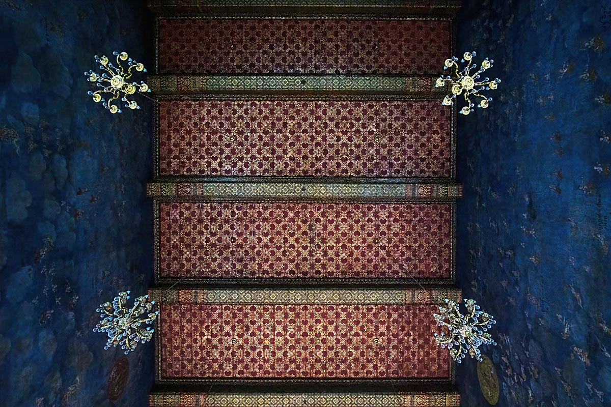 The ceiling drapes look incredible and are true peace of art.