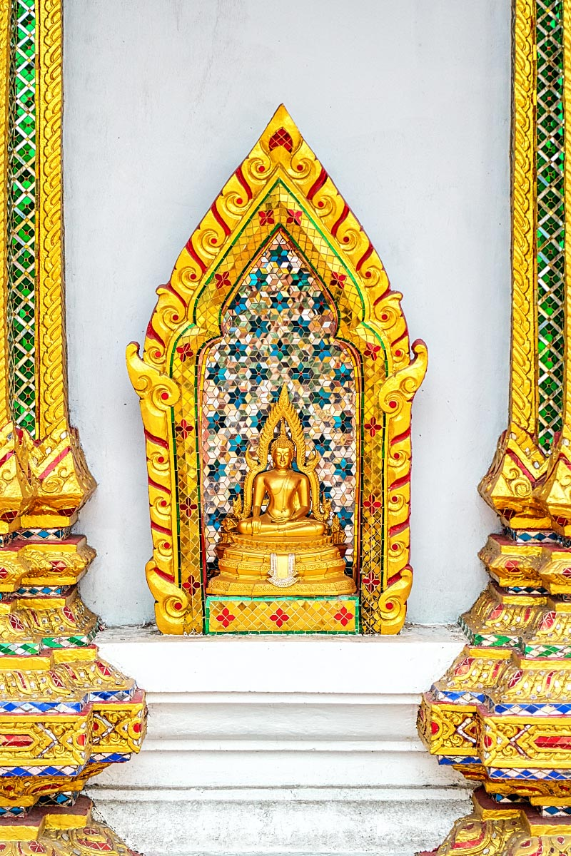 Gold is eye-catching and the universal symbol of happiness, freedom, purity, and enlightenment.