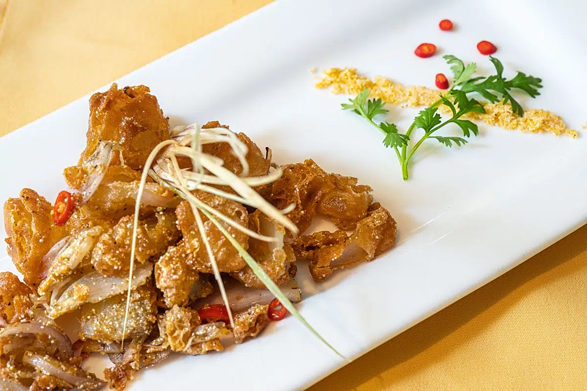 Salt-roasted chicken cartilage was well-seasoned with garlic, chili and lemongrass.