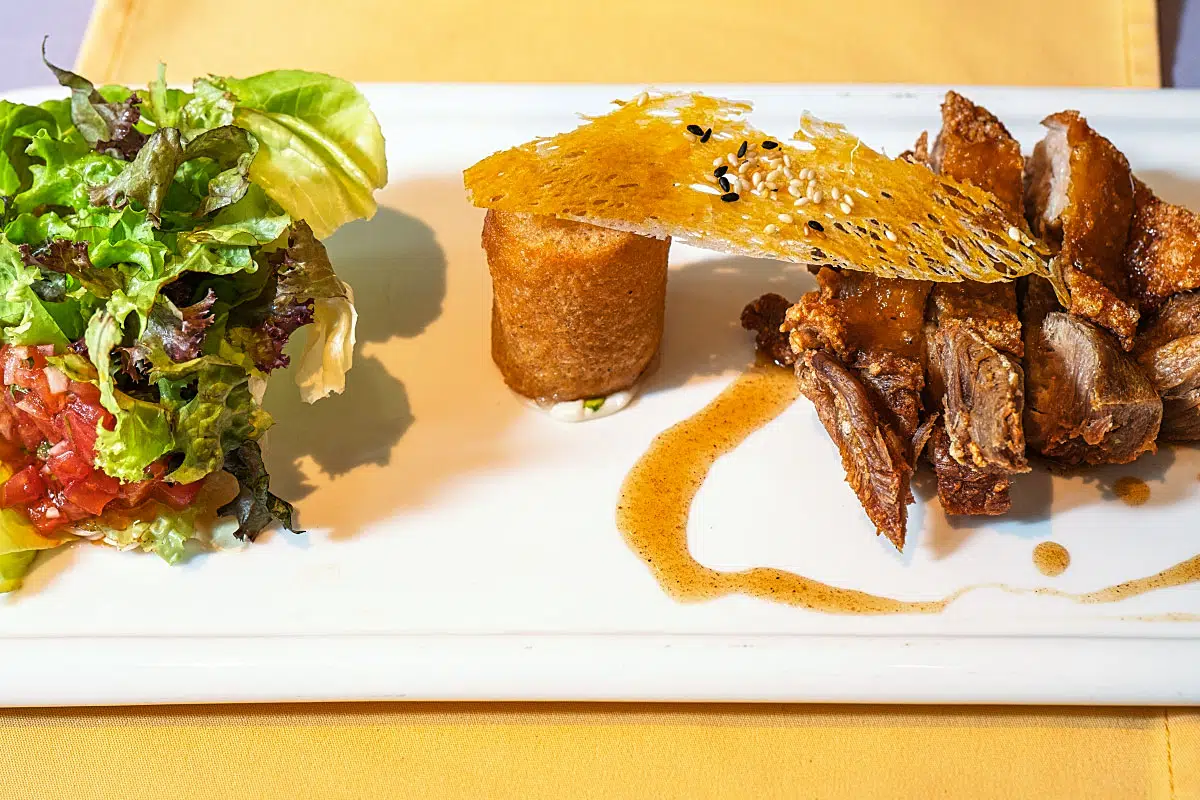 Deep-fried sticky rice with tomato tartare and beef