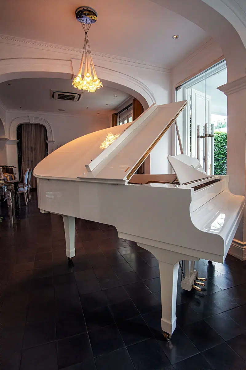 Even though the piano seat stayed empty we did enjoy the piano music during our meal.