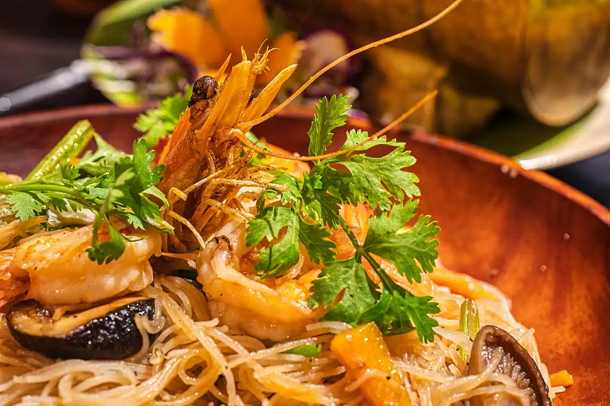 Rice vermicelli with shrimp, mushroom, and vegetables