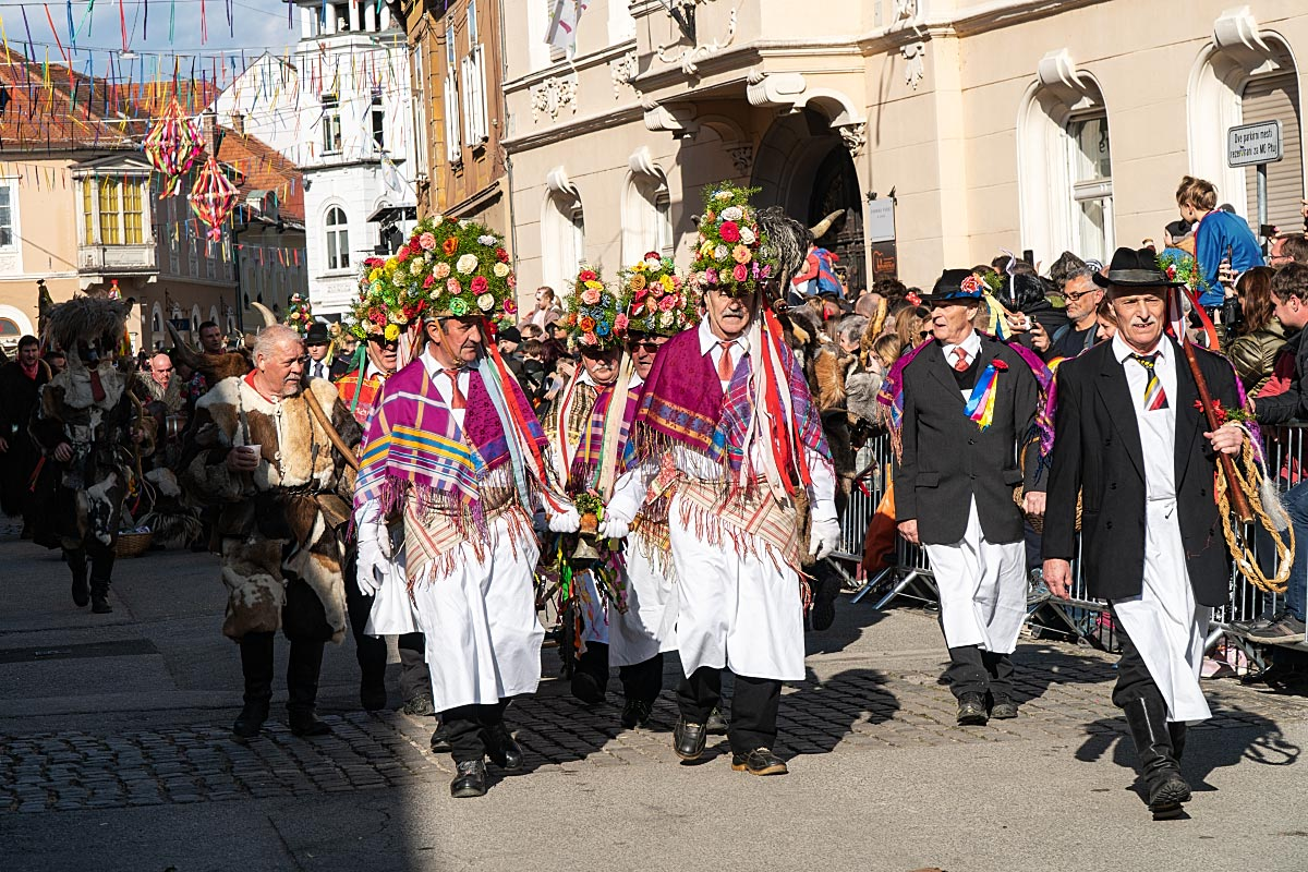 Men dressed as women. Ahhh yes, masqurades.