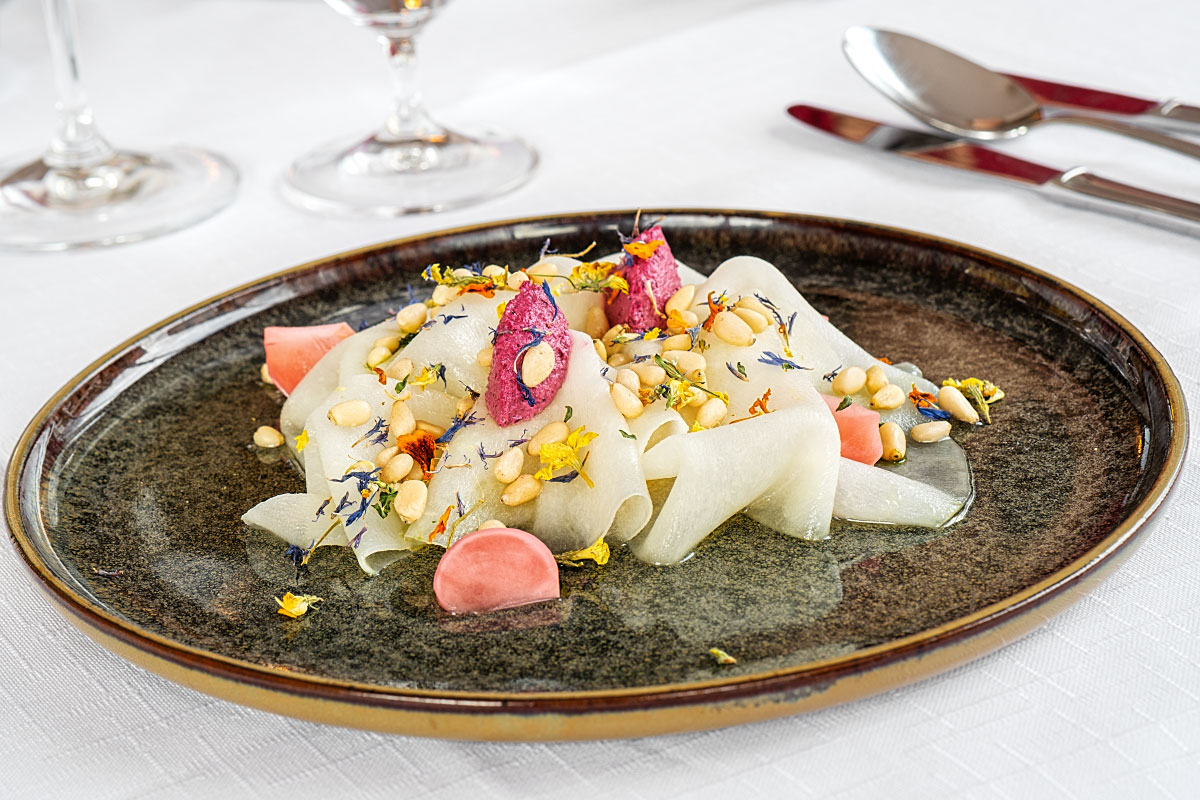 Succulent kohlrabi carpaccio with beets and nuts