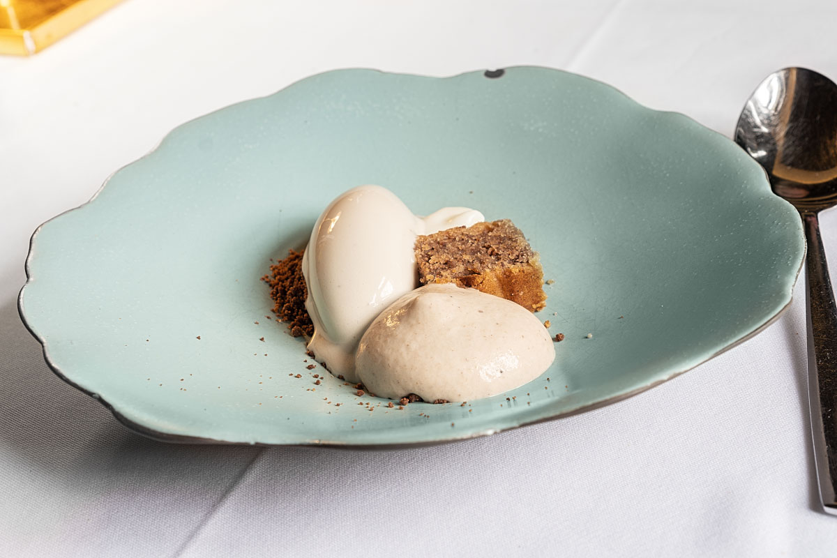 Tonka bean ice cream, chestnut foam and sponge with coffee crumble