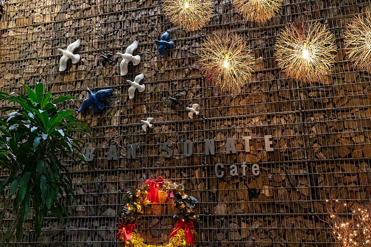 We kicked things off with the signature Vietnamese iced coffee, slow-dripped through a phin and poured over ice with condensed milk. It delivered exactly what we hoped for: bold, bittersweet, and dangerously easy to fall in love with. A pour-over followed, featuring beans from the Central Highlands. Earthy, rich, and just a little peppery, it was a cup worth slowing down for.