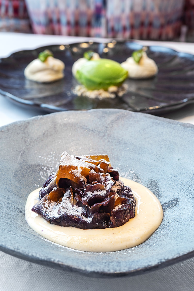 Blueberry strudel for those who especially love a well-baked crust