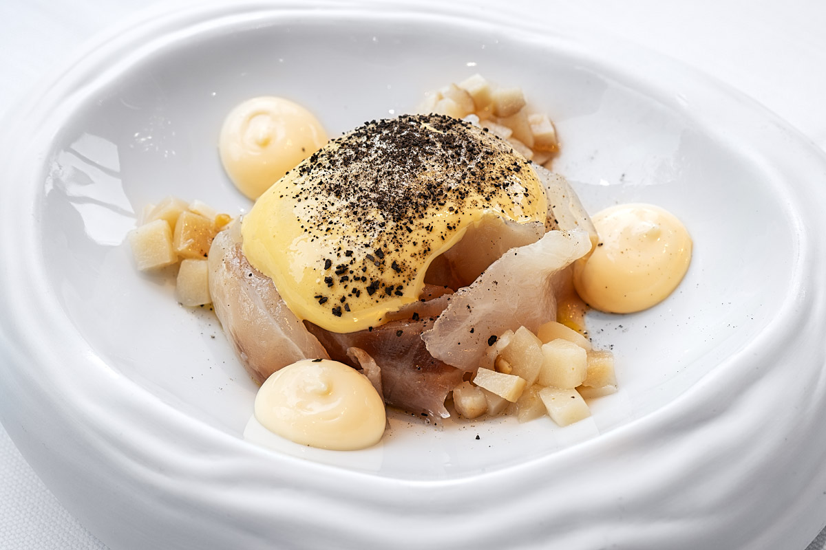 Seabass sashimi with hollandaise sauce and porcinis – yumm