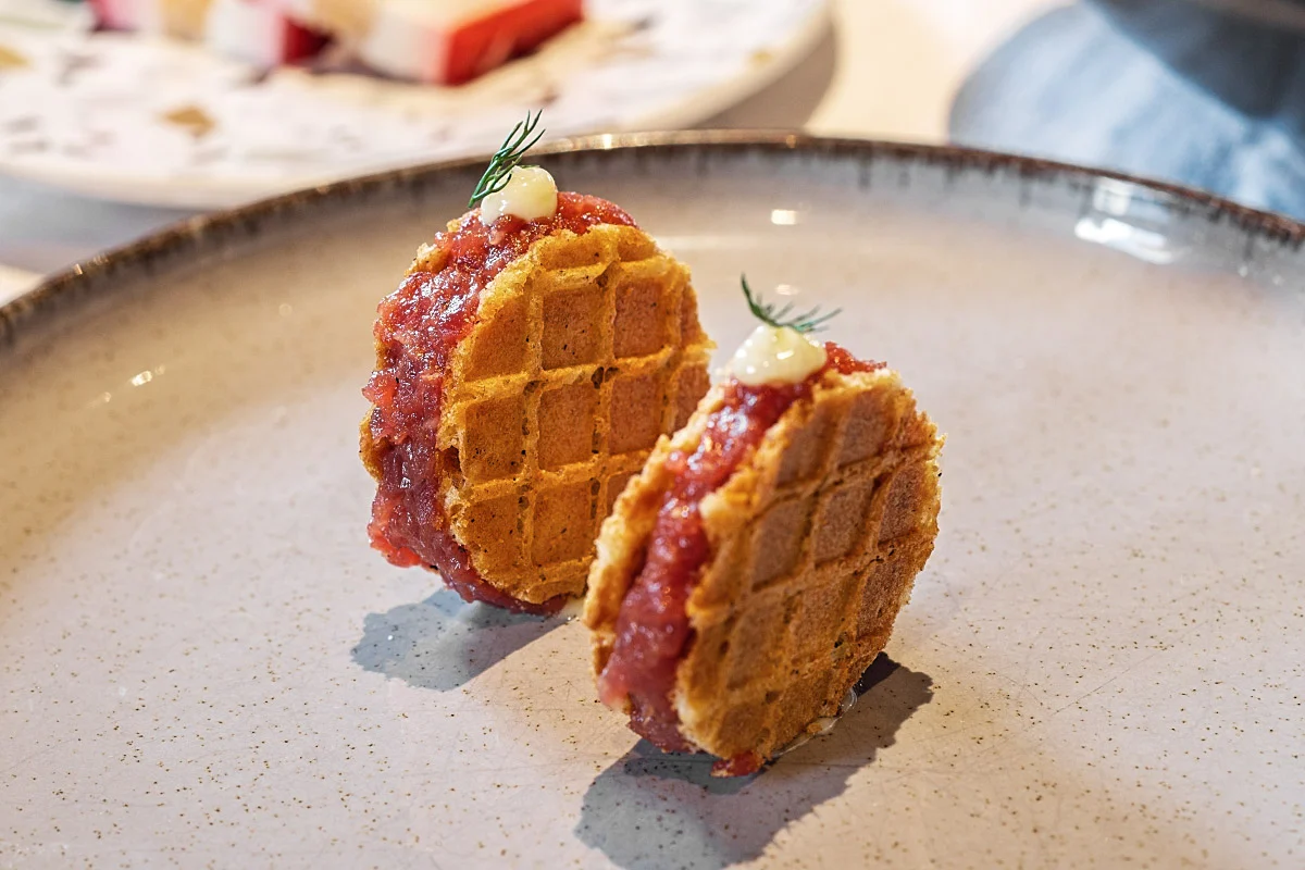 Well-balanced beef tartare in wafer-thin waffles