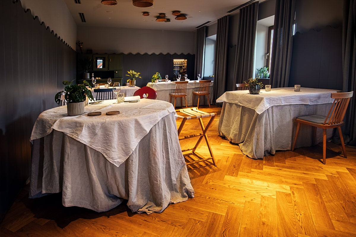 We like a playful take on the white tablecloths.