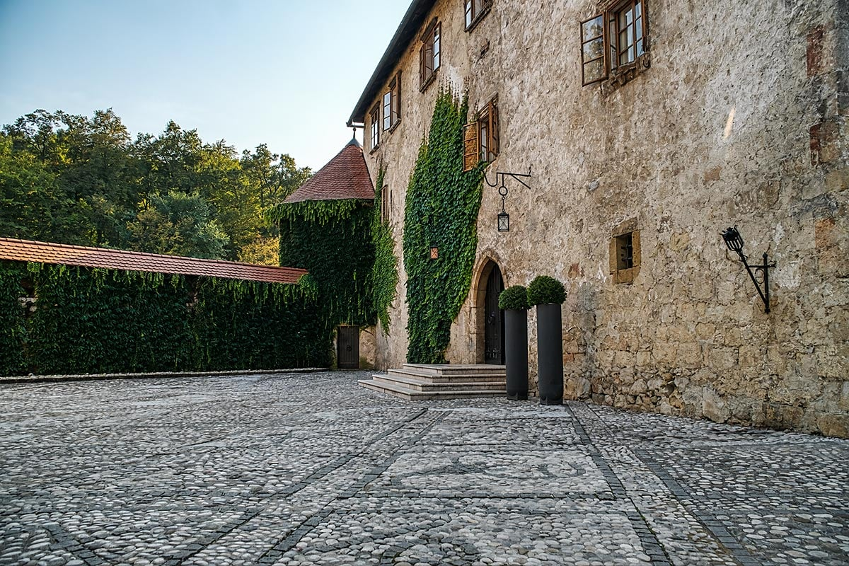 The quiet inner courtyard reveals the beautifully preserved walls of Otočec Castle.