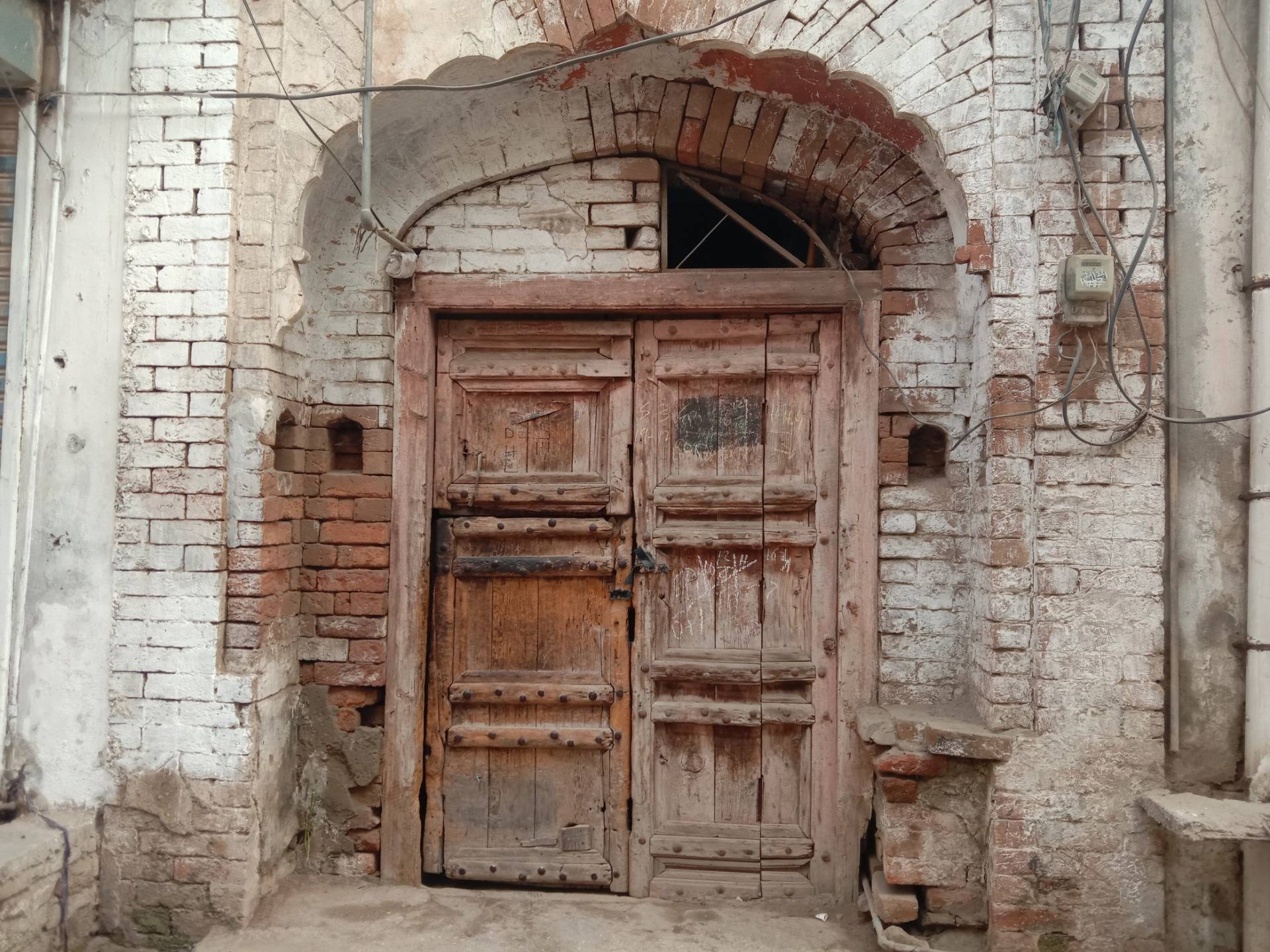 roaming the historic narrow streets of the Mianwali district