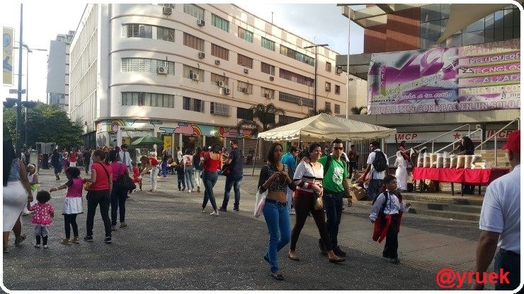 Debido a que había tanta gente todos los, había policías separados por casi 50 metros para mantener una buena seguridad