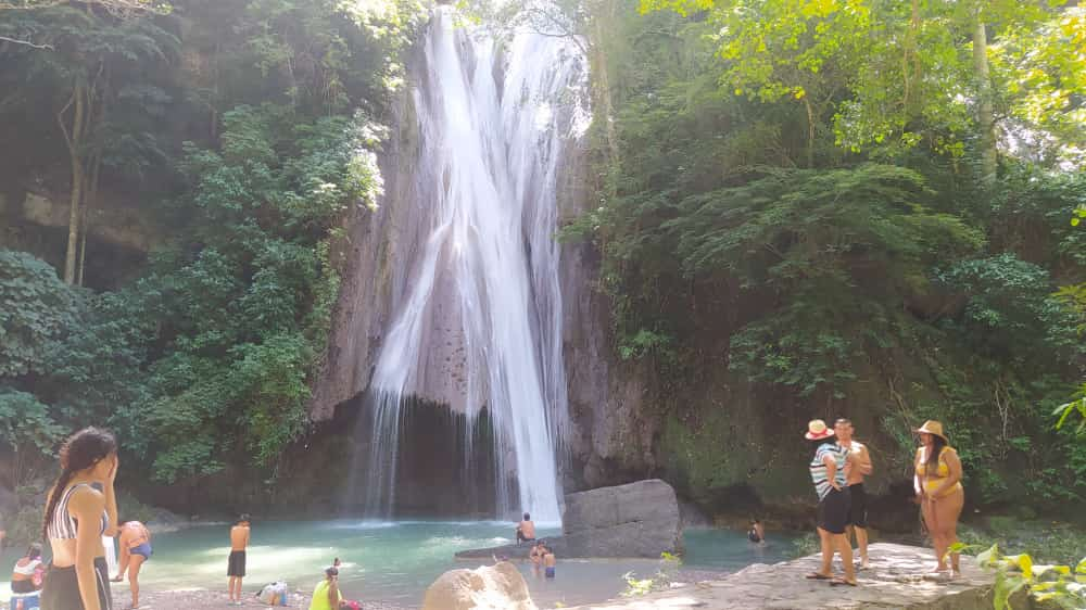 gente disfrutando el momento bajo un hermoso sol