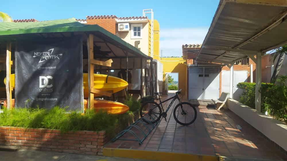 Paramos temprano en la mañana y pasamos en kayak por Neverí para ir a la playa de la lechería en la playa del lido.
