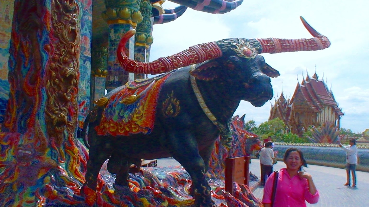 All around the temple you can see amazing statues and artwork of historical Thai culture....