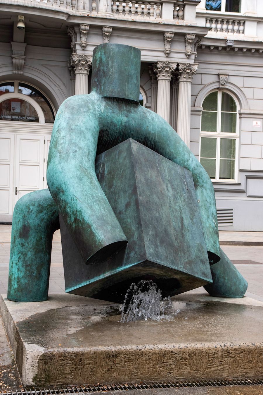Pomnik Spravedlnost (Sprawiedliwość) z 2010 roku (autor Marius Kotrba) / Monument to Spravedlnost (Justice) from 2010 (by Marius Kotrba)