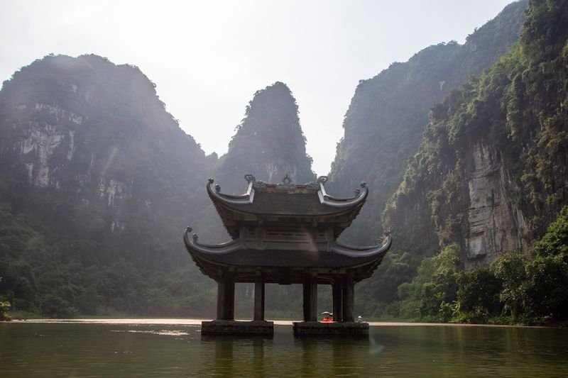 Ninh Binh, łódka i smok / Ninh Binh, boat and dragon