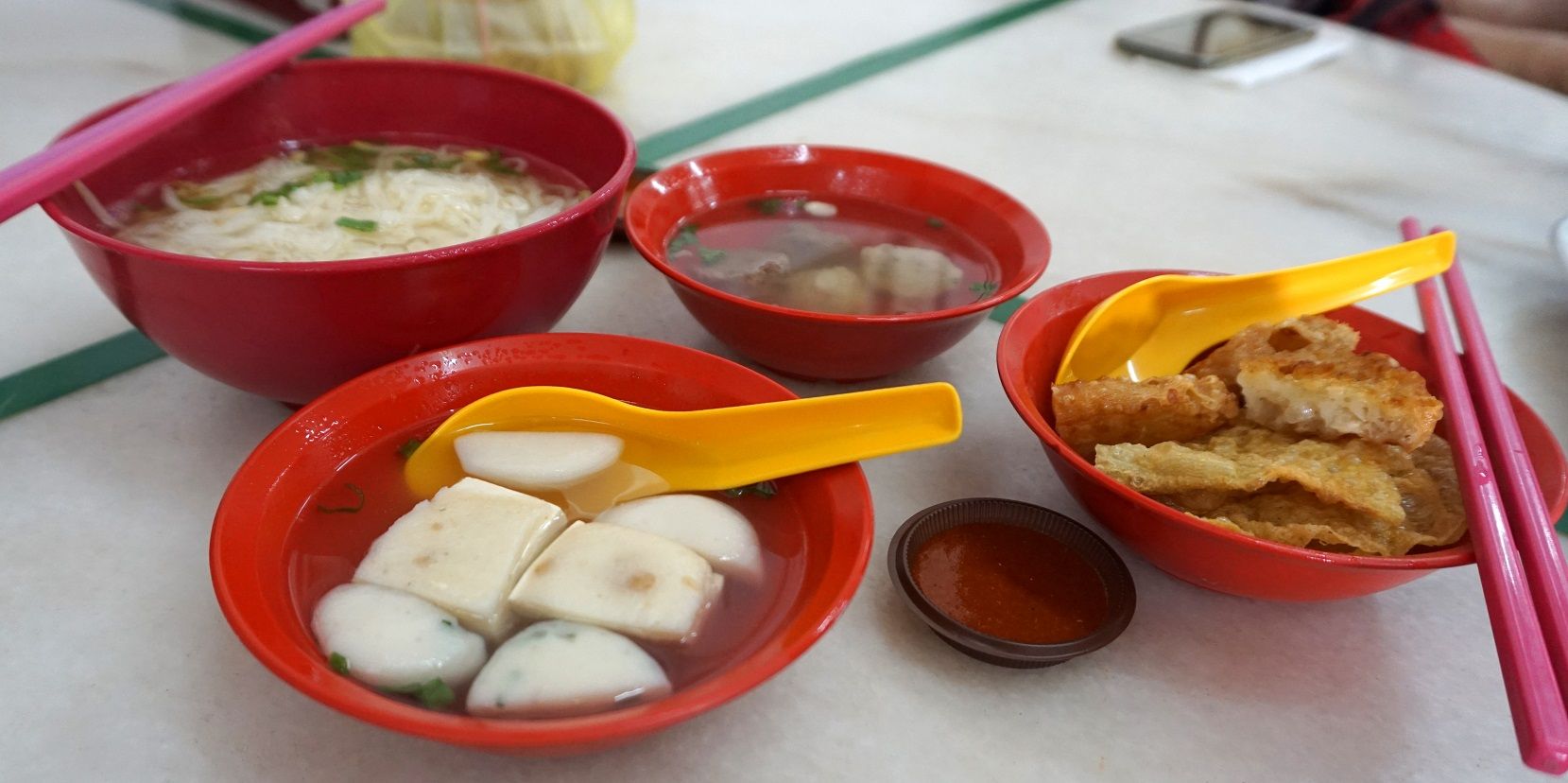 Koay Teow Soup or Hor Fun; flat noodles in soup (top left) - another Ipoh speciality, supposedly that spring water (again) makes the smoothest, slurpiest (if there is such a word.... you know what I mean...) most slippery (a good thing) flat noodles in the whole country - Ipoh dares make that claim! No one had better challenge them on that! Here, you see some yong tau foo pieces (soy skin filled with fish paste, fish balls, meat balls/patties)