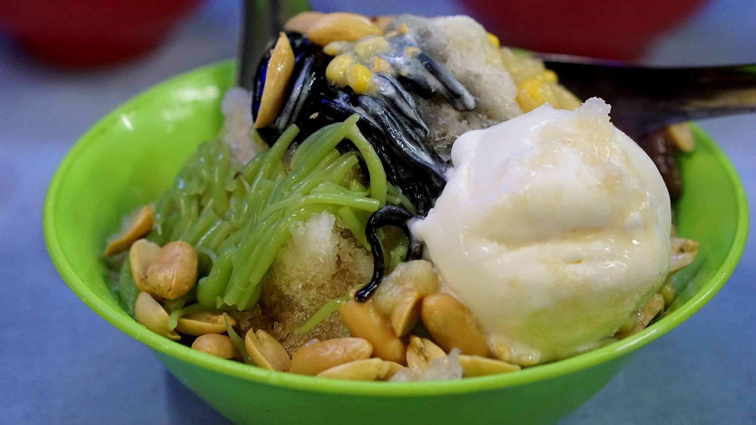 And Ice Kacang for dessert with a scoop of vanilla ice-cream! That’s shaved ice topped with black jelly, cendol (that green stuff which is rice flour strips + pandanus flavour & natural colouring), peanuts, cream corn and kidney beans, drizzled with red syrup, palm sugar, condensed and evaporated milk.... and there might be more ingredients even!