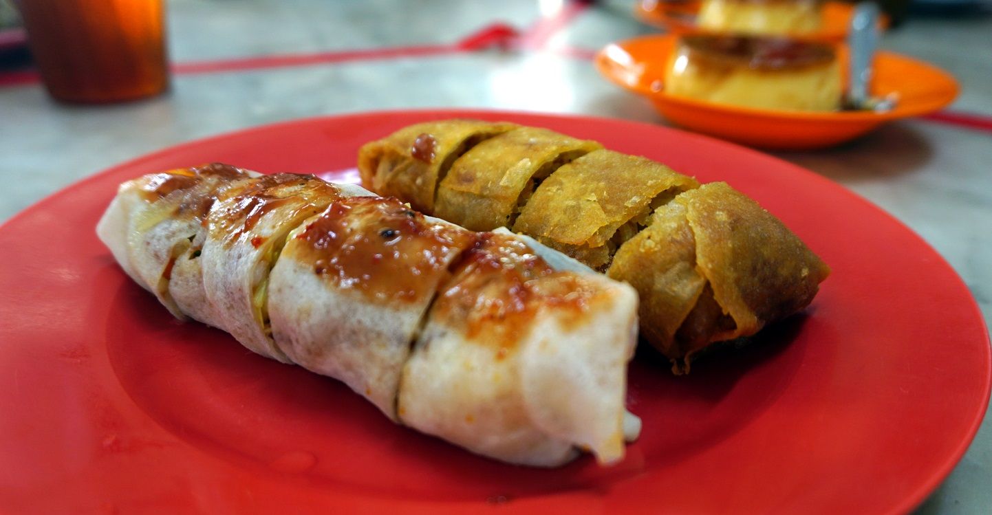 The Spring Rolls of the night before was so good, we wanted to try the one at this shop. Not too bad... here, they had the fried one too, so we ordered one roll of each.